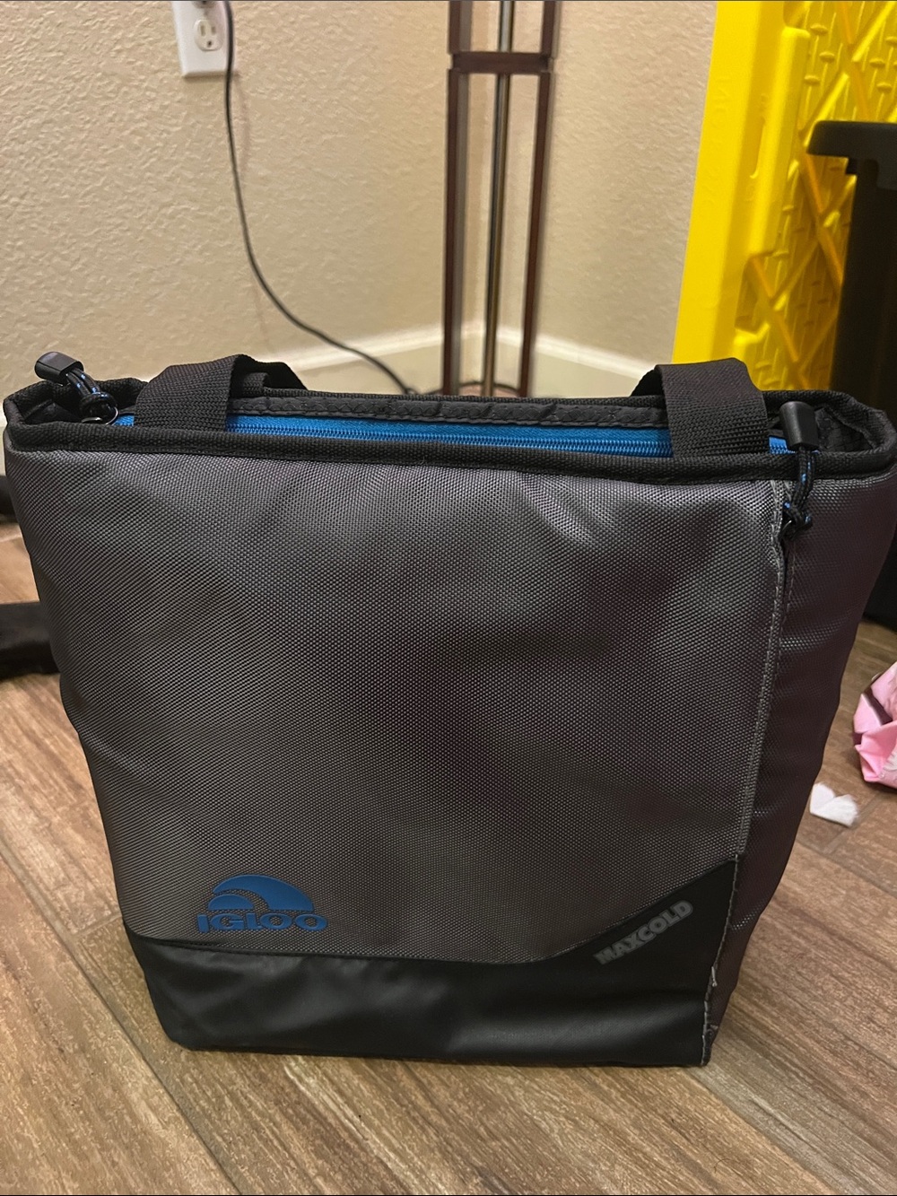 Igloo max cold soft cooler lunch size approximately 12x12 blue gray